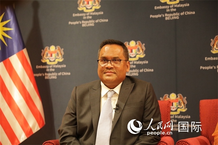 馬來西亞駐華大使諾曼在11月12日召開的記者見面會(huì)上回答記者提問。人民網(wǎng) 王婧攝