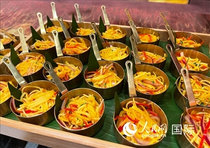 馬來西亞美食節(jié)現(xiàn)場(chǎng)準(zhǔn)備的美食。人民網(wǎng) 王婧攝