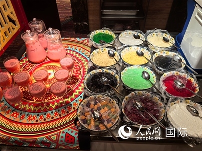 馬來西亞美食節(jié)現(xiàn)場(chǎng)準(zhǔn)備的美食。人民網(wǎng) 楊春燕攝