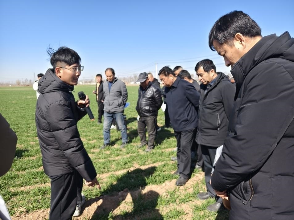 科技小院的“學(xué)生專家”（左一）。受訪者供圖