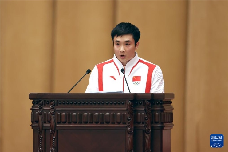 11月15日，跳水運(yùn)動(dòng)員曹緣在報(bào)告會(huì)上發(fā)言。新華社記者 李明 攝