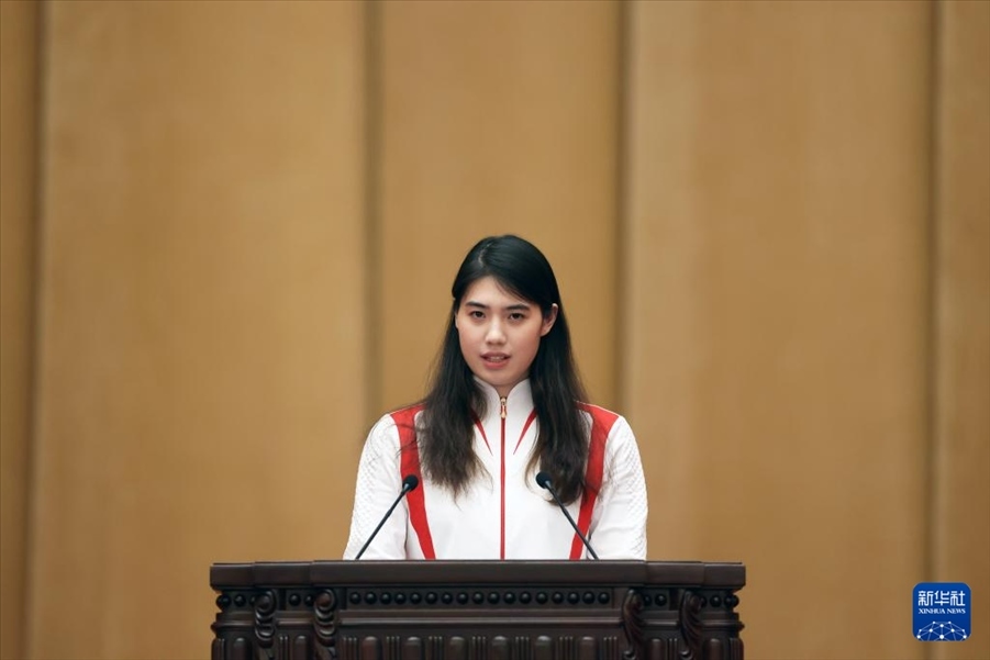 11月15日，游泳運(yùn)動(dòng)員張雨霏在報(bào)告會(huì)上發(fā)言。新華社記者 李明 攝