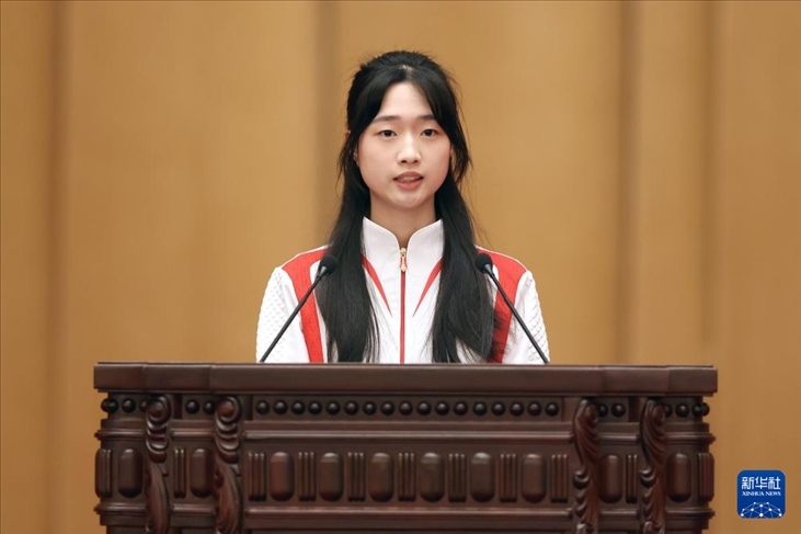 11月15日，射擊運(yùn)動(dòng)員黃雨婷在報(bào)告會(huì)上發(fā)言。新華社記者 李明 攝