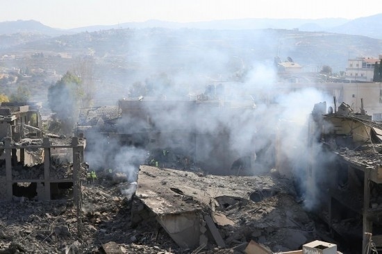 這是10月16日在黎巴嫩南部城鎮(zhèn)加納拍攝的遭摧毀的建筑。新華社發(fā)（阿里·哈希紹攝）