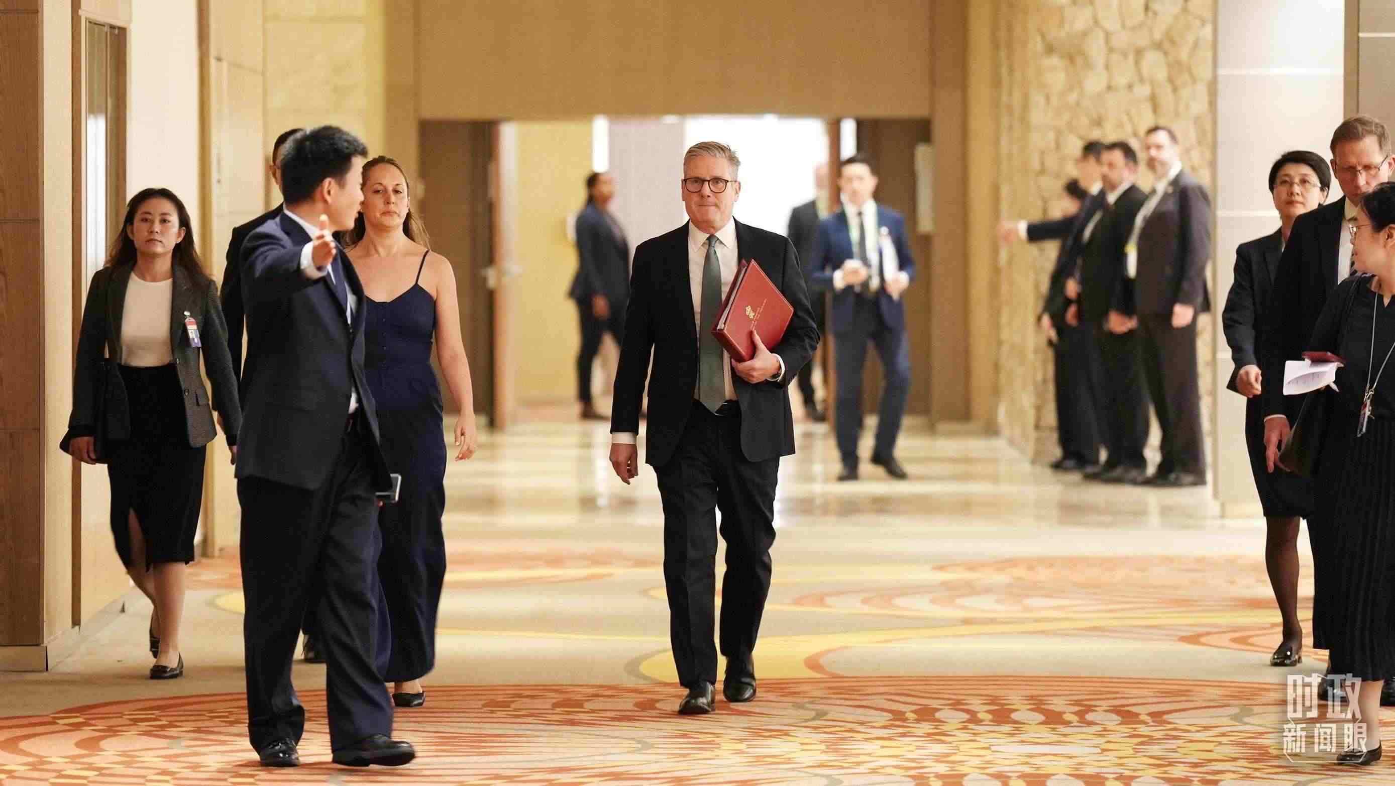 △英國(guó)首相斯塔默抵達(dá)會(huì)見現(xiàn)場(chǎng)。（總臺(tái)記者李晉拍攝）