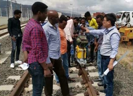 山東職業(yè)學(xué)院開展亞吉鐵路運(yùn)營(yíng)技術(shù)培訓(xùn)。教育部職業(yè)教育與成人教育司供圖