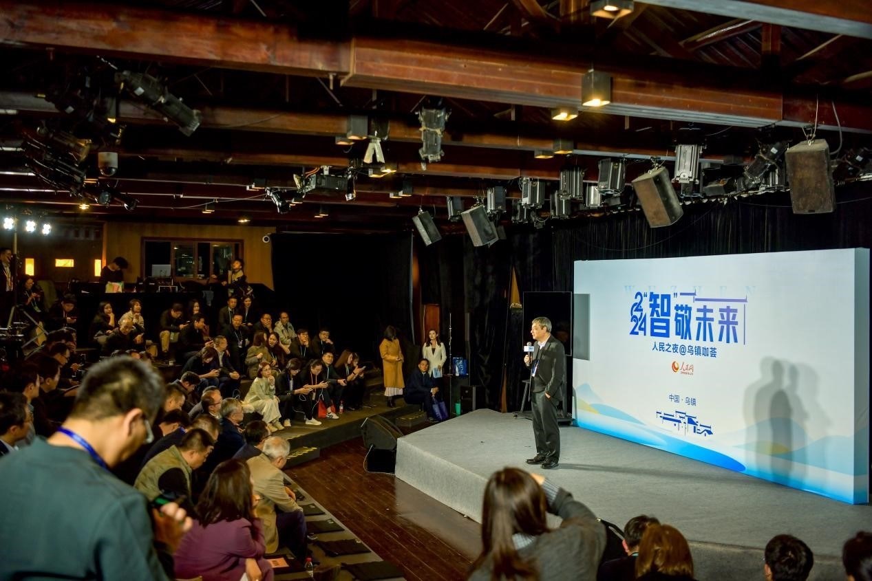 在開場環(huán)節(jié)，清華大學(xué)人工智能研究院常務(wù)副院長、教授孫茂松發(fā)言分享。人民網(wǎng)記者 任峰濤攝