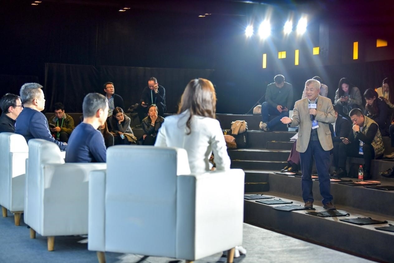 陳長汶教授與對話嘉賓現(xiàn)場互動(dòng)。人民網(wǎng)記者 任峰濤攝