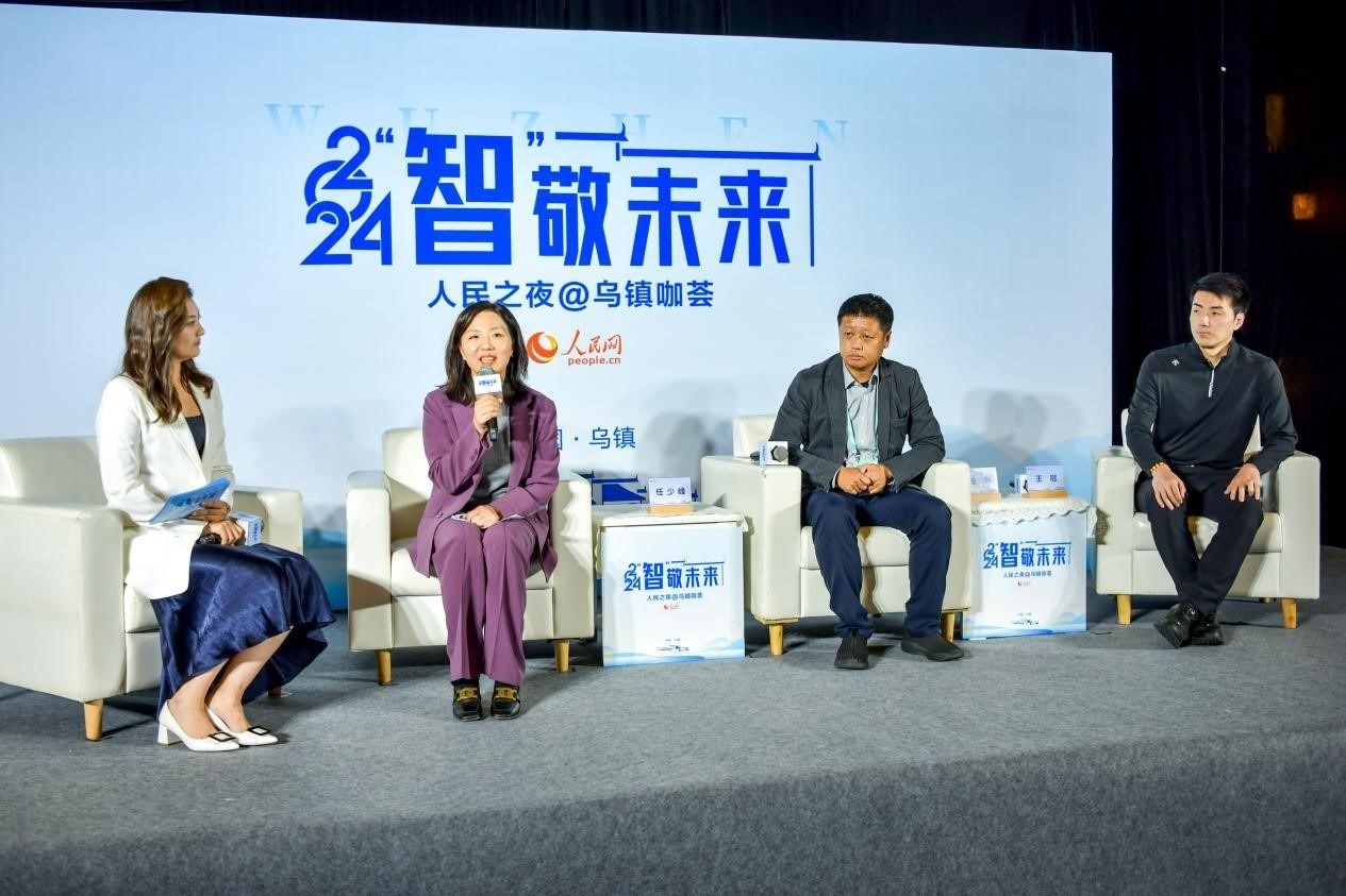 在對話環(huán)節(jié)，趣丸科技總編輯、副總裁任少峰，星云智慧機(jī)器人CEO李明，可之教育大模型創(chuàng)始人王冠討論“人工智能如何惠及大眾”。人民網(wǎng)記者 任峰濤攝