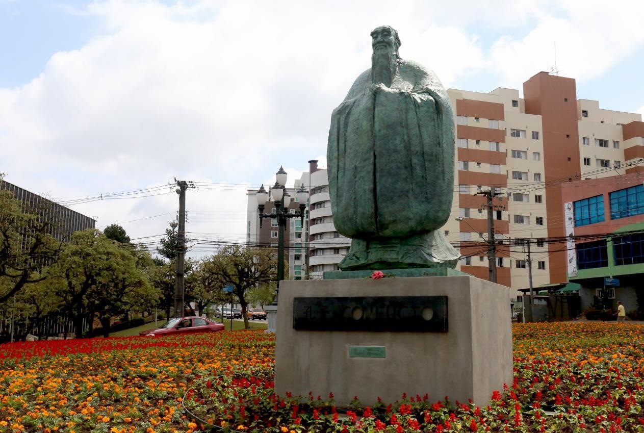 2017年，吳為山雕塑《孔子》立于巴西庫(kù)里蒂巴市，該廣場(chǎng)被永久命名為“中國(guó)廣場(chǎng)”。中國(guó)美術(shù)館供圖