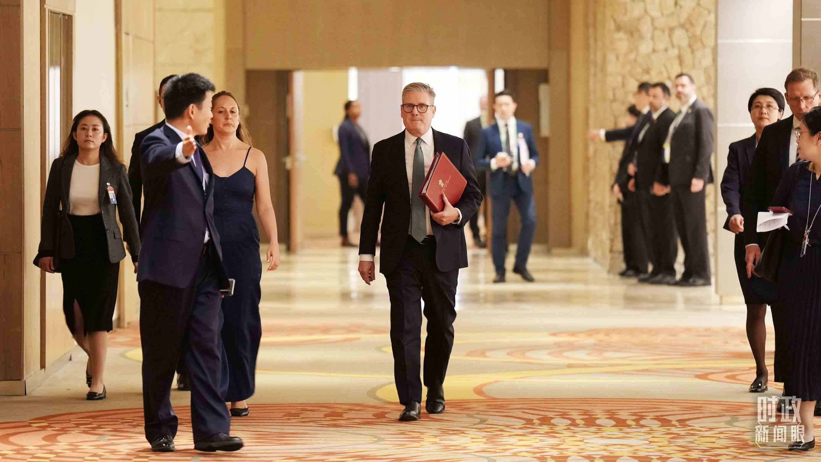 英國首相斯塔默抵達(dá)會見現(xiàn)場，這是他首次同習(xí)主席面對面交流。