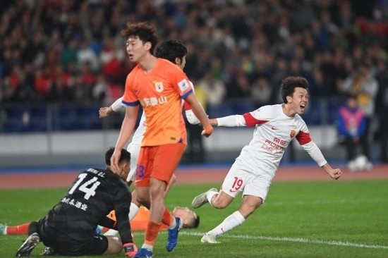 11月23日，上海海港隊球員王振澳（右）慶祝進球。新華社記者 黃宗治 攝