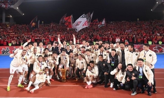 11月23日，上海海港隊成員在頒獎儀式后與球迷合影。新華社記者 黃宗治 攝