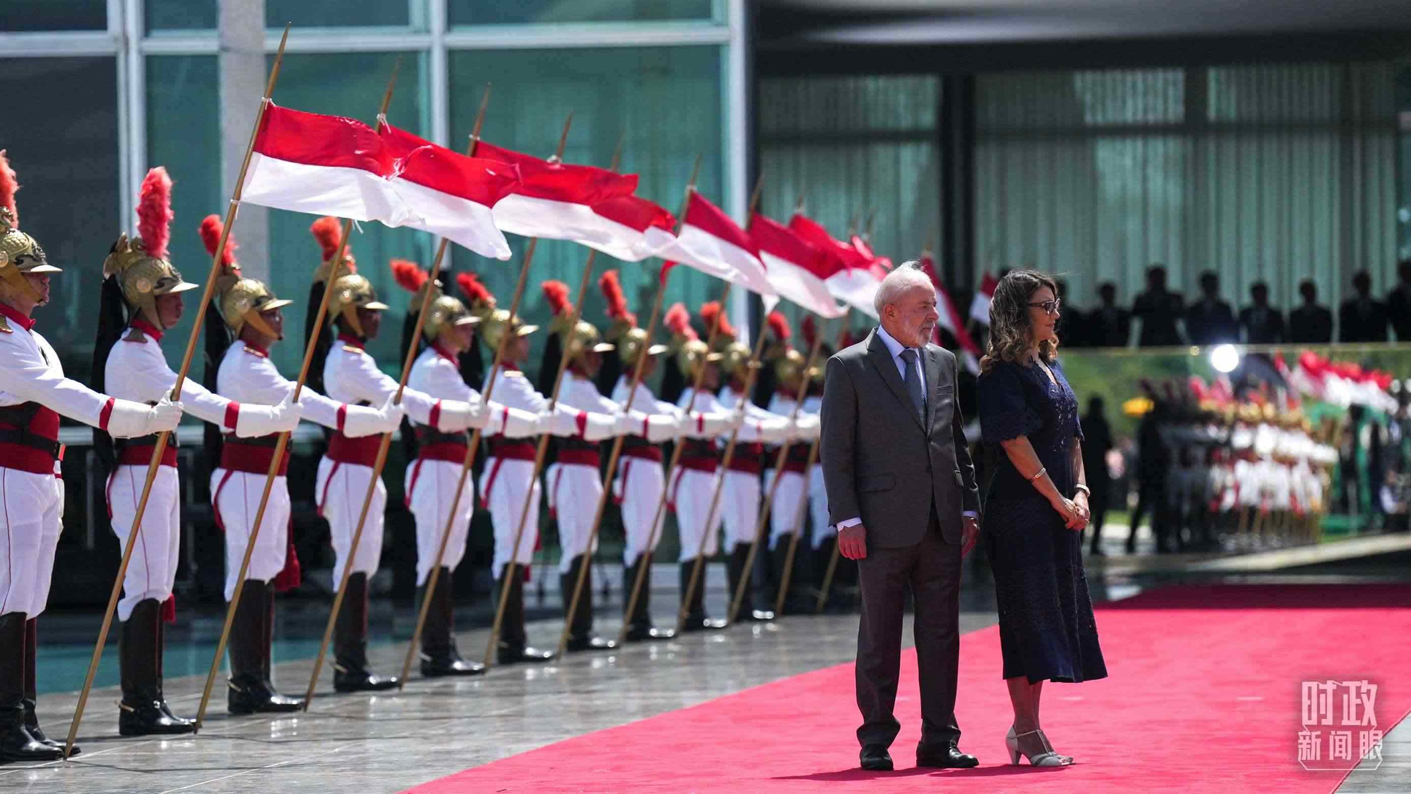 巴西總統(tǒng)盧拉和夫人羅桑等候習(xí)主席到來。