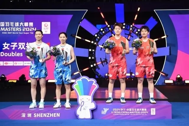 11月24日，劉圣書（右二）/譚寧（右一）與李怡婧/羅徐敏（左一）在頒獎臺上合影。新華社記者 梁旭攝