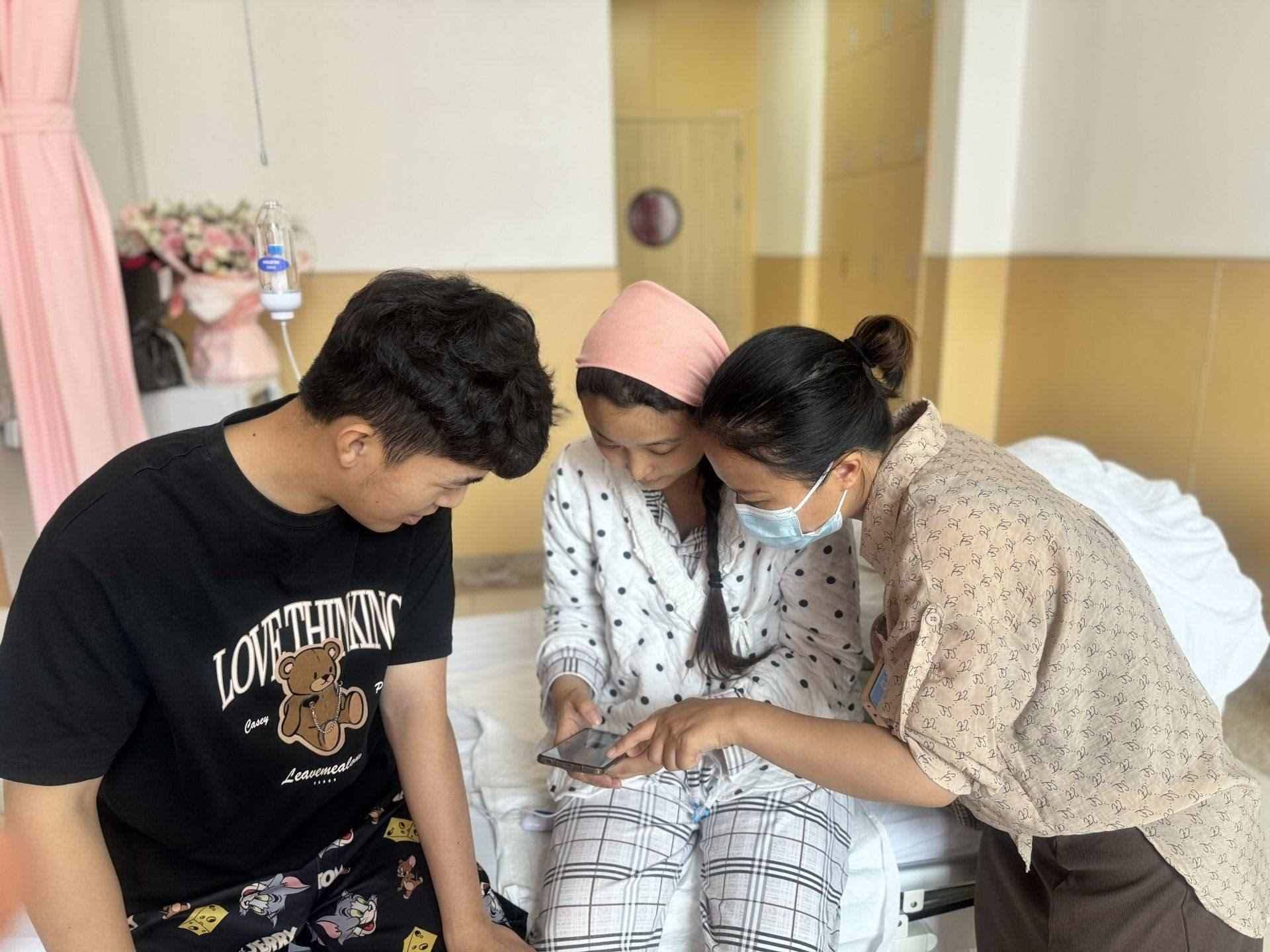 新生兒家庭通過(guò)手機(jī)辦理新生兒出生“一件事”。安徽省數(shù)據(jù)資源管理局供圖