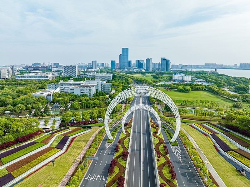 圖為蘇州工業(yè)園區(qū)星湖街鋼結構雕塑。