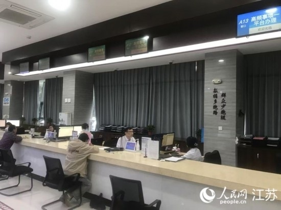 像這樣的“高頻事項(xiàng)一平臺(tái)”辦理專窗，正在江蘇各地基層便民服務(wù)中心鋪開(kāi)。人民網(wǎng) 俞楊攝