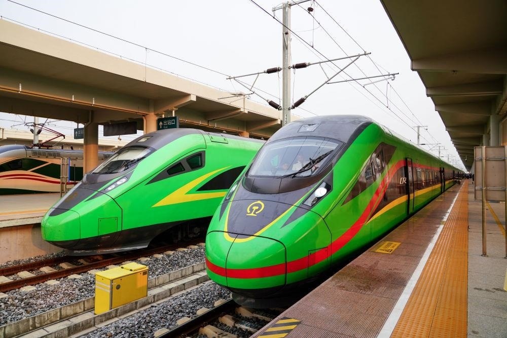 截至2024年7月5日，中老鐵路國際旅客列車?yán)塾嬮_行滿1000列，極大地便利了沿線民眾出行。