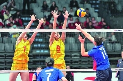 11月27日，山東隊球員李晨瑄（中）、李美君（左）在比賽中攔網(wǎng)。新華社發(fā)