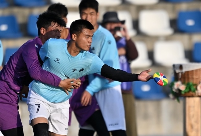 11月28日，花炮半決賽，廣西隊與海南隊展開激烈角逐。新華社記者 郭程攝