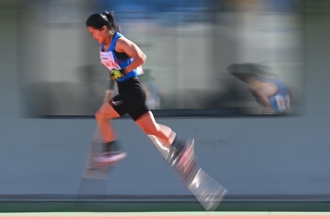 11月28日，海南隊選手吳明芬在高腳競速比賽中。新華社記者 杜子璇攝