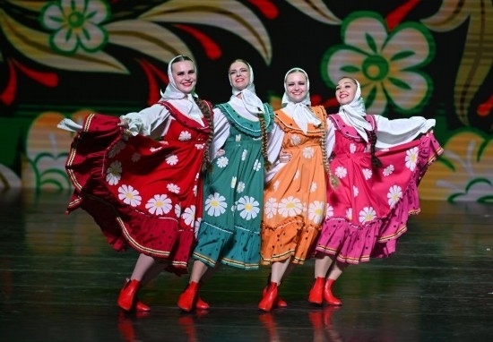 6月22日，2024-2025“中俄文化年”海南島歡樂(lè)節(jié)俄羅斯藝術(shù)團(tuán)體巡演在?？谑信e行。新華社記者郭程攝