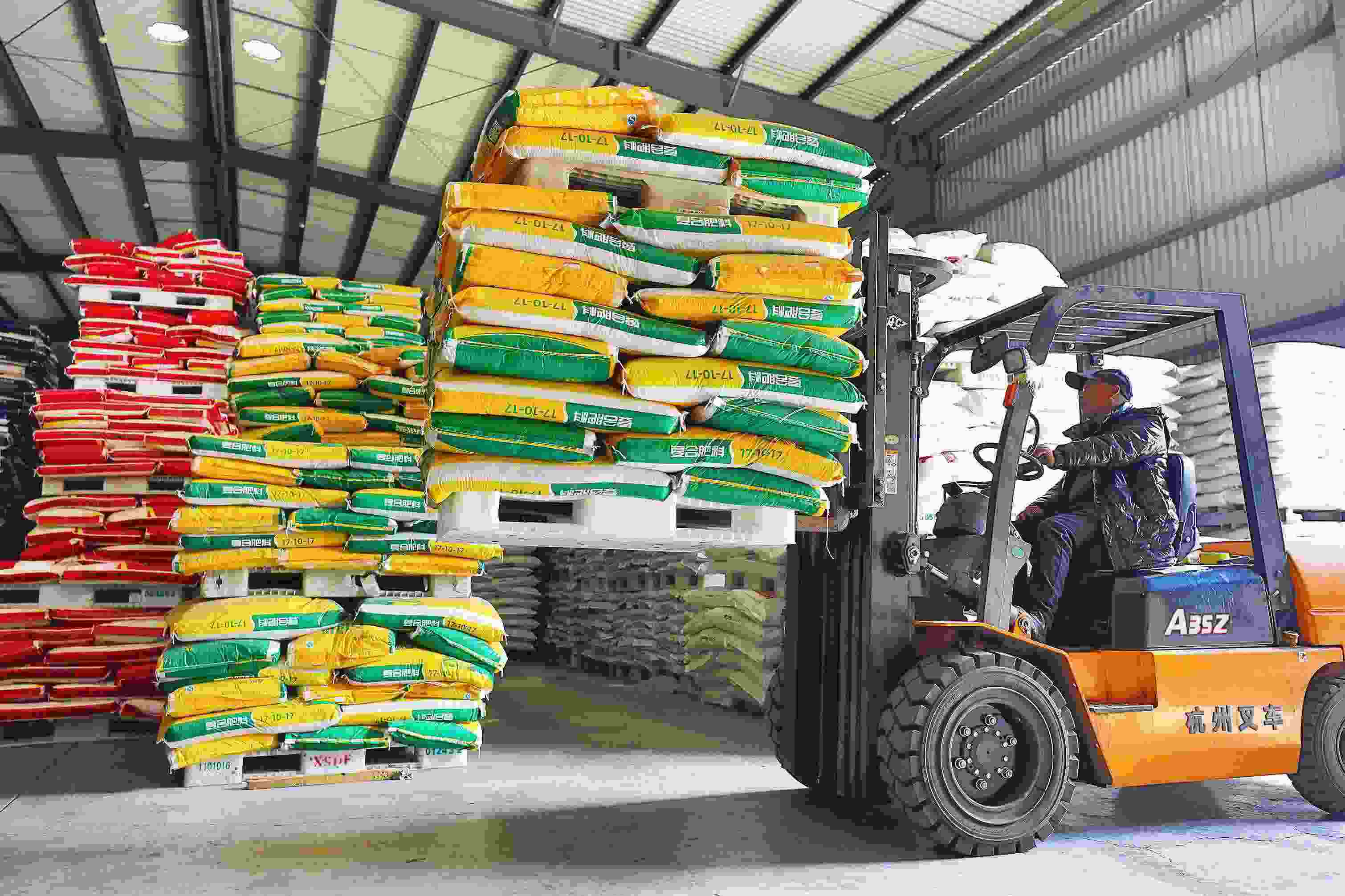 2023年2月15日，在浙江義烏供銷聯(lián)社的農(nóng)資貯存?zhèn)}庫，工作人員正在調(diào)運(yùn)復(fù)合肥料等農(nóng)資。