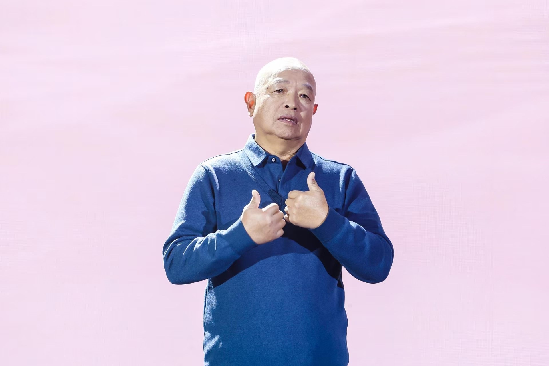 “山東好人”、煙臺(tái)市無聲洗車場經(jīng)理柳興濤。人民視頻供圖。