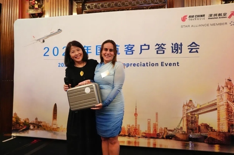 獲獎嘉賓上臺領(lǐng)取精美獎品。吳若鳴攝