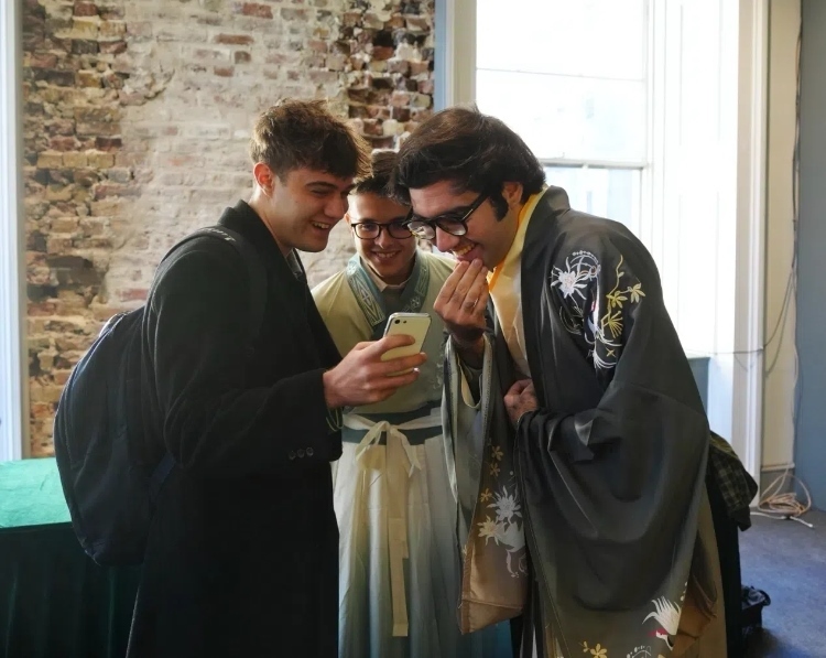 英國學(xué)生感受漢服魅力。吳若鳴攝