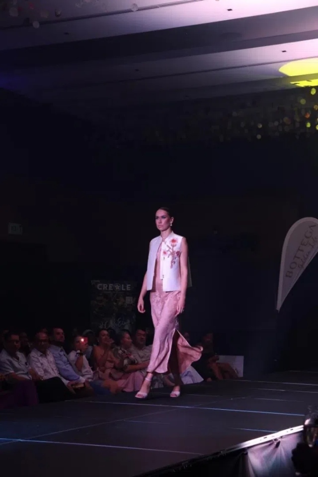 模特展示新中式禮服。顏李芳攝