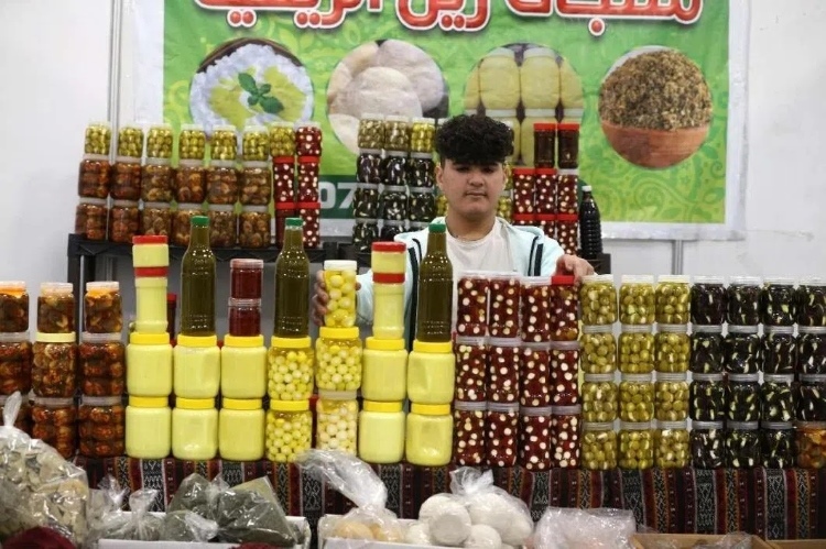 一名展商在展示各式各樣的橄欖制品。納達(dá)爾·達(dá)烏德攝