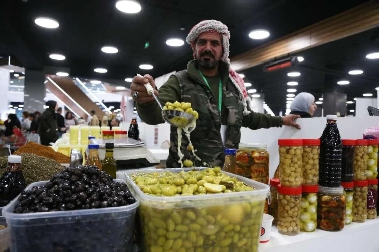 一位展商展示腌橄欖。納達(dá)爾·達(dá)烏德攝