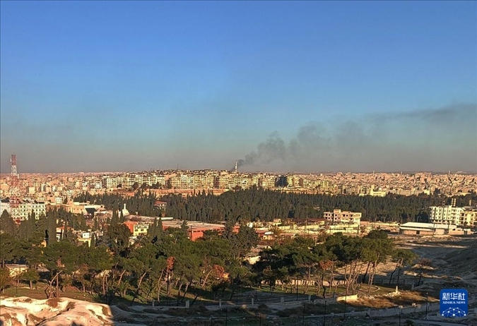 12月1日，敘利亞北部城市阿勒頗升起滾滾濃煙（手機照片）。新華社發(fā)