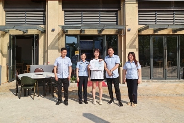 當(dāng)?shù)毓ぷ魅藛T上門為經(jīng)營者送來了證件。蒼溪縣行政審批和數(shù)據(jù)局供圖