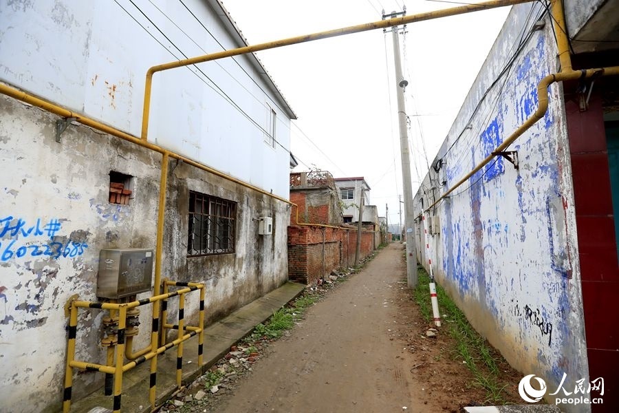 中燃公司在玉山鎮(zhèn)鋪設(shè)完工的燃?xì)夤芫W(wǎng)。人民網(wǎng)記者 慎志遠(yuǎn)攝