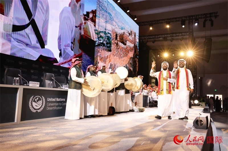 《聯(lián)合國防治荒漠化公約》第十六次締約方大會2日開幕。圖為開幕式表演。人民網(wǎng)記者任皓宇攝