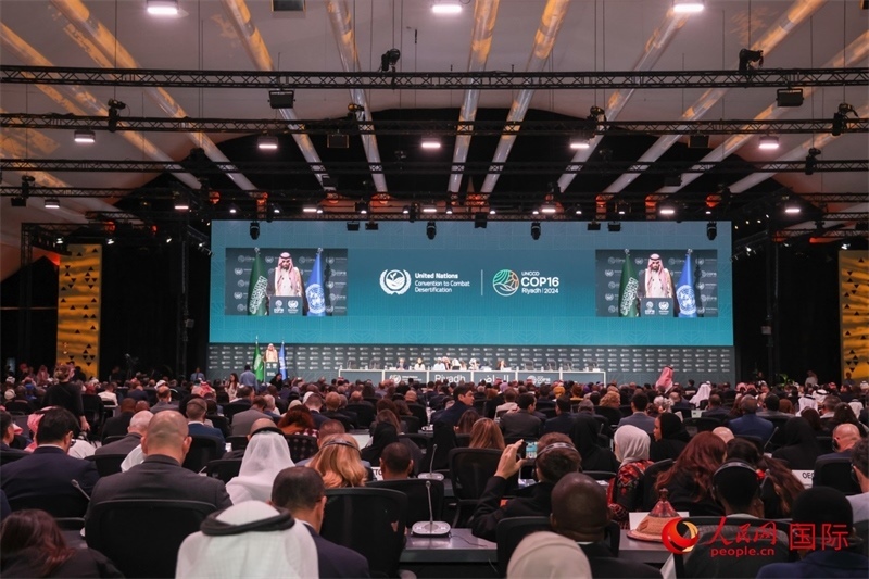 《聯(lián)合國防治荒漠化公約》第十六次締約方大會2日開幕。圖為開幕式現(xiàn)場。人民網(wǎng)記者任皓宇攝