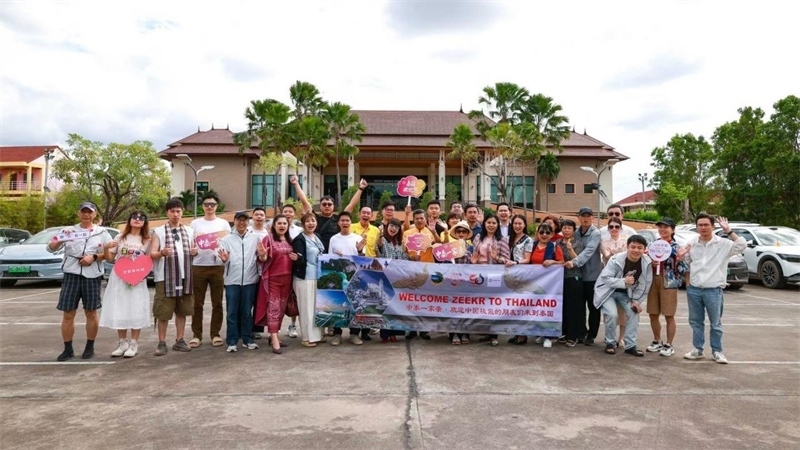 參與活動(dòng)的中國(guó)游客與當(dāng)?shù)靥﹪?guó)人合影?；顒?dòng)主辦方供圖