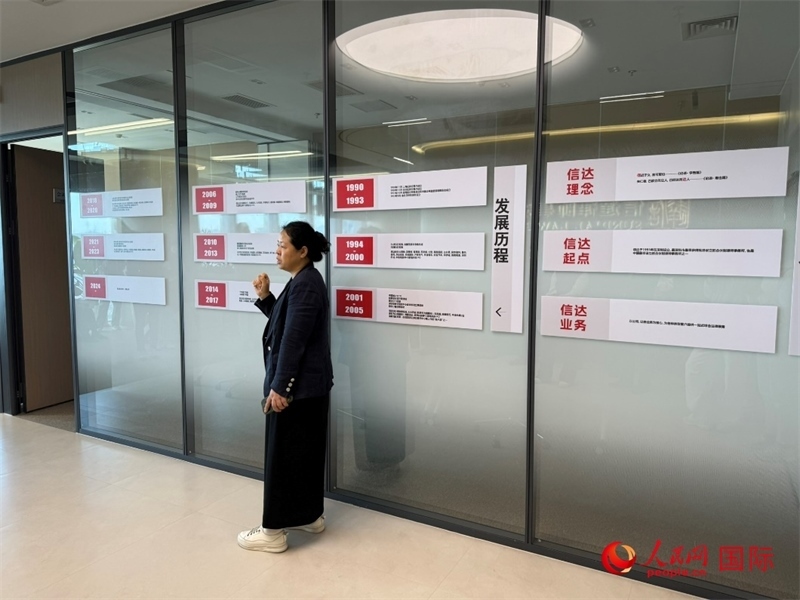 魏天慧律師在介紹廣東信達(dá)律師事務(wù)所。人民網(wǎng) 宋歌攝