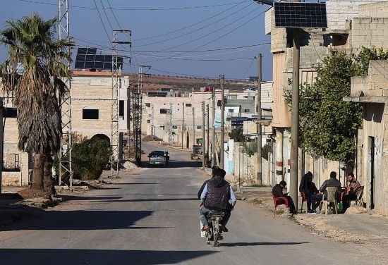 這是12月1日拍攝的敘利亞哈馬省北部一處城鎮(zhèn)街道。新華社發(fā)