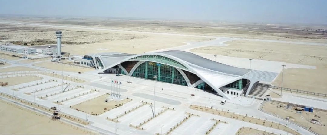 今年10月正式竣工的巴基斯坦瓜達爾新國際機場是中巴經(jīng)濟走廊建設進一步走向深入的重要標志，有力推動中巴經(jīng)濟走廊建設成為高質量共建“一帶一路”的示范性項目。圖為瓜達爾新國際機場。艾哈邁德·卡邁勒 攝（新華社發(fā)）