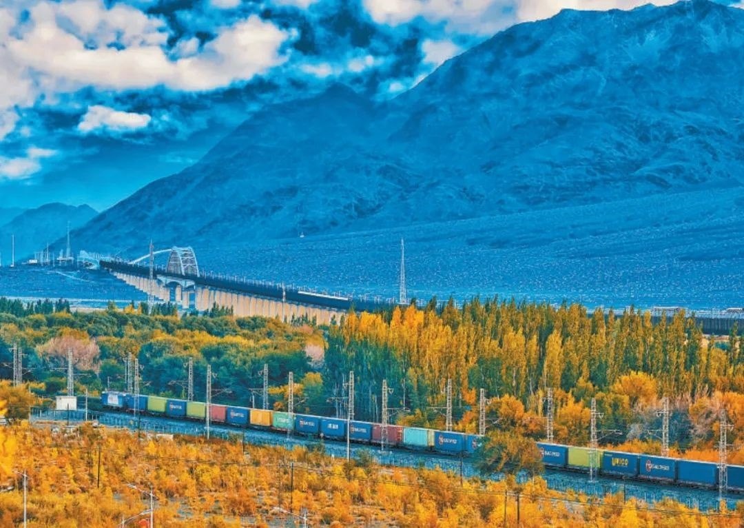 2013年，隨著共建“一帶一路”倡議提出，中歐班列應運而生。今年11月20日，第十萬列中歐班列正式出境。截至目前，中歐班列累計運送貨物超1100萬標箱、貨值超4200億美元，貨物品類達53大類5萬余種。圖為中歐班列行駛在新疆烏魯木齊達坂城濕地。擺風亮 攝（新華社發(fā)）