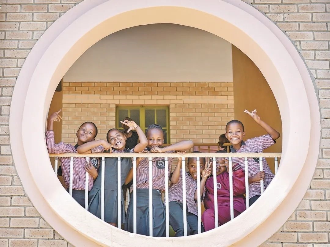 位于博茨瓦納南部的莫帕尼小學是中國援建的現(xiàn)代化學校，當?shù)貎和慕逃龡l件因此得到改善。圖為莫帕尼小學課間休息的學生們。新華社記者 韓旭 攝