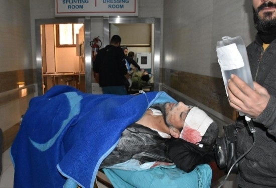 11月29日，在敘利亞阿勒頗，傷者被送往醫(yī)院接受治療。新華社發(fā)