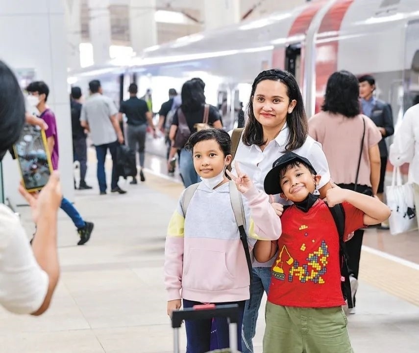 雅萬高鐵是我國在境外完成全過程勘察設計建設的首個高鐵項目，于去年10月17日正式開通運營，是中印尼共建“一帶一路”合作的典范。圖為乘客在和雅萬高鐵動車組合影留念。新華社記者 徐欽 攝