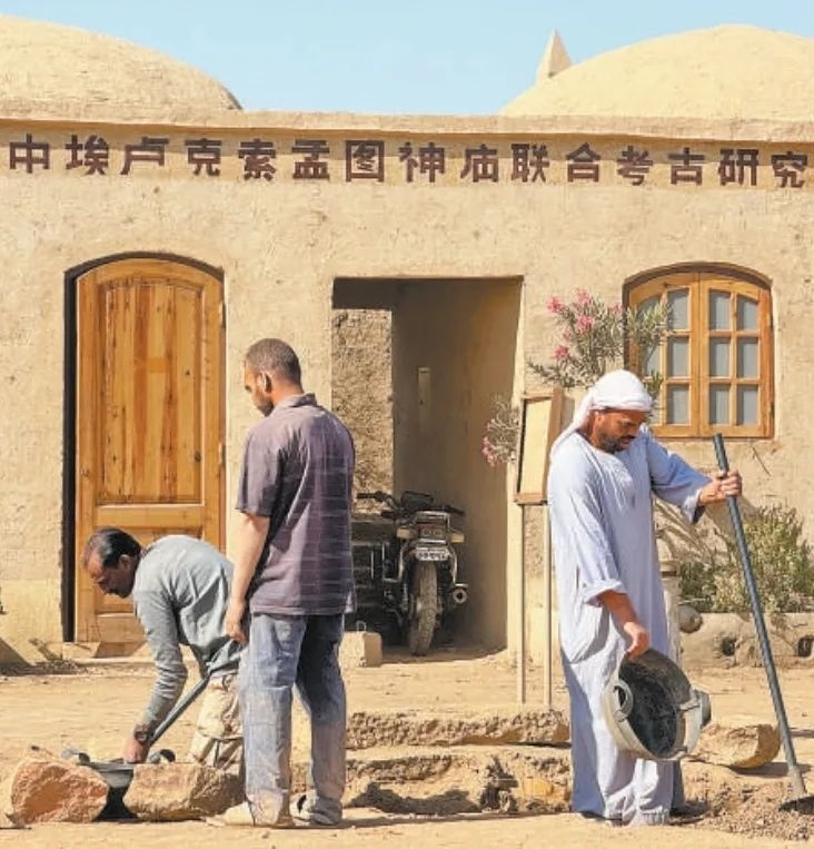 中埃（及）盧克索孟圖神廟聯(lián)合考古項目在考古發(fā)掘、文物保護等方面，不斷統(tǒng)一技術標準，互學互鑒理念方法，推動神廟實地景象和出土文物重現(xiàn)于世人面前。圖為工作人員在項目現(xiàn)場進行發(fā)掘清理工作。新華社記者 王東震 攝