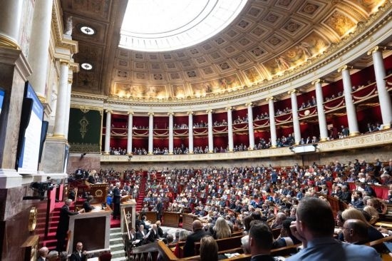 10月1日，法國總理巴尼耶在位于巴黎的法國國民議會發(fā)表演講。新華社發(fā)（杰克·陳攝）