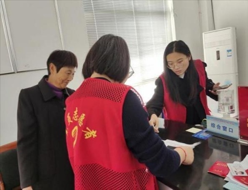 代辦人員為村民辦理醫(yī)保報銷。 圖片來源：江蘇南通啟東市數(shù)據(jù)局